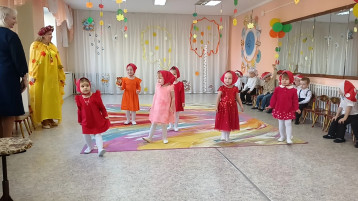 Заглянул осенний праздник в детский сад, Чтоб порадовать и взрослых, и ребят! Заглянул осенний праздник в детский сад, Чтоб порадовать и взрослых, и ребят!.