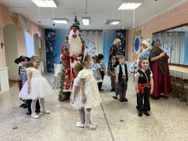 Новый год стучится в двери!.. Новый год стучится в двери!.